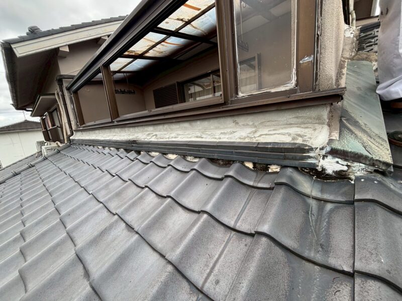 奈良市法蓮町にて和室天井の雨漏り修理〈モルタル補修・外壁塗装〉　Before